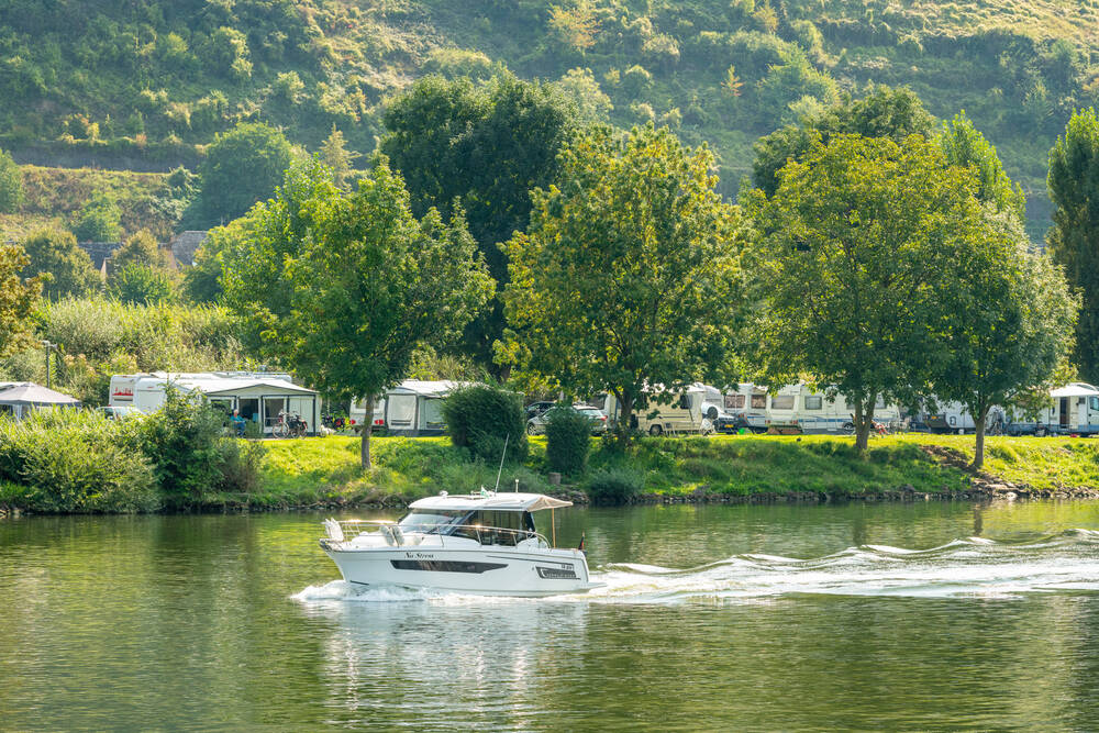 Weinprobe auf dem Motorboot